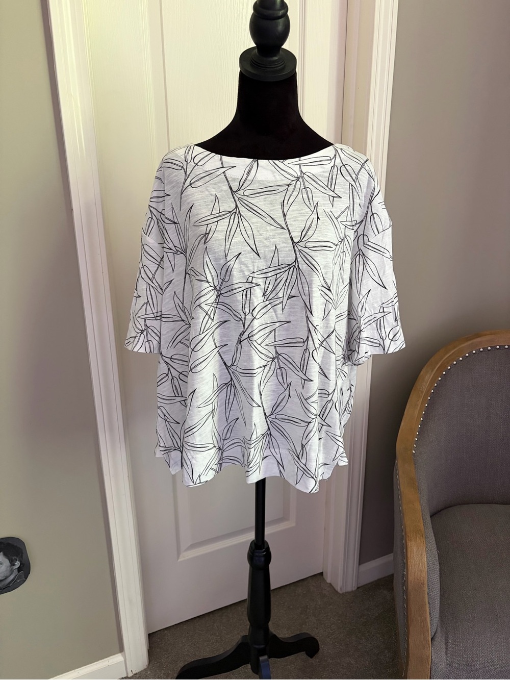 Cynthia Rowley White Top with Black Leaf Outline Print